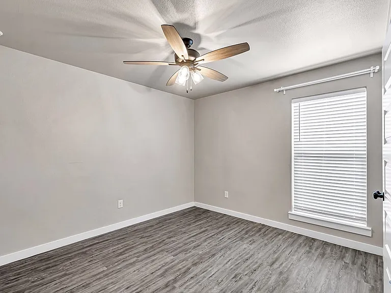 5910 Purtis Creek Dr — Photo 38