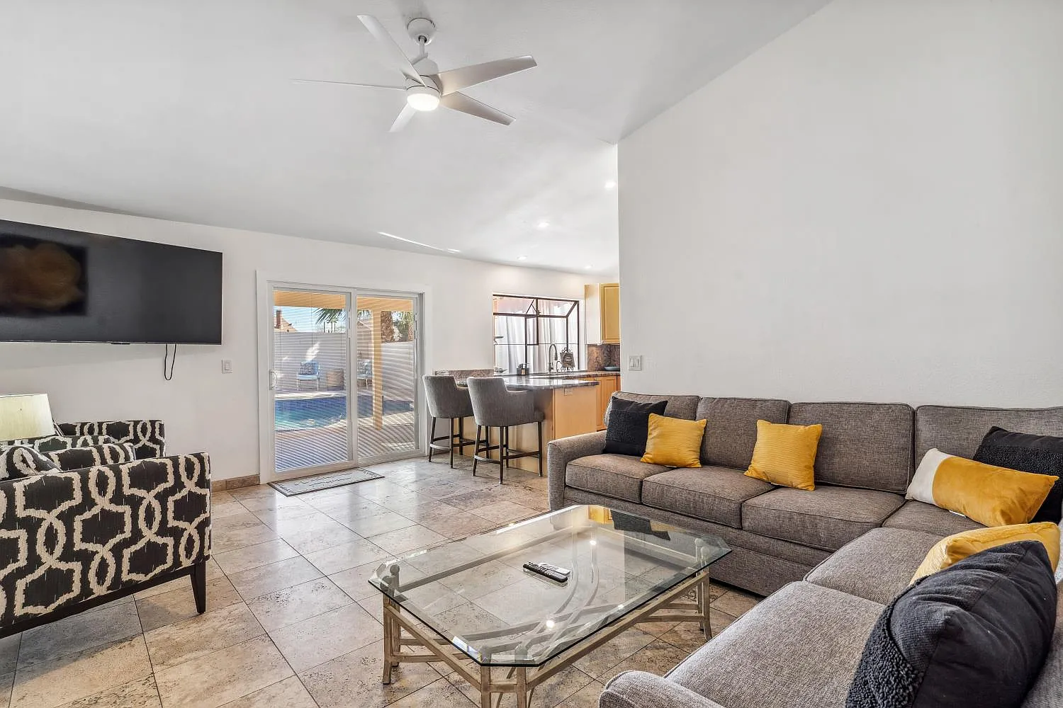 1739 N Palm Dr — Photo 3