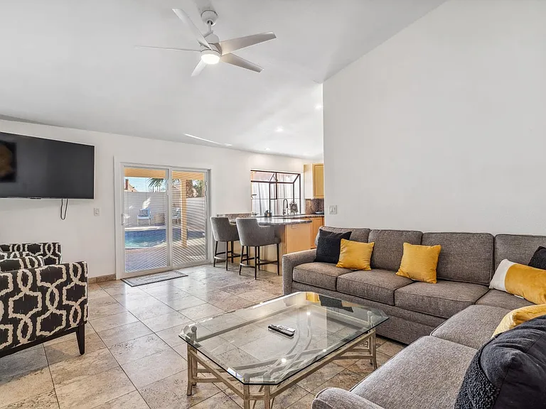 1739 N Palm Dr — Photo 3