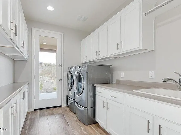 4390 Noble Dr — Photo 13