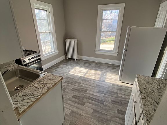 5th image of 200 E 3rd St