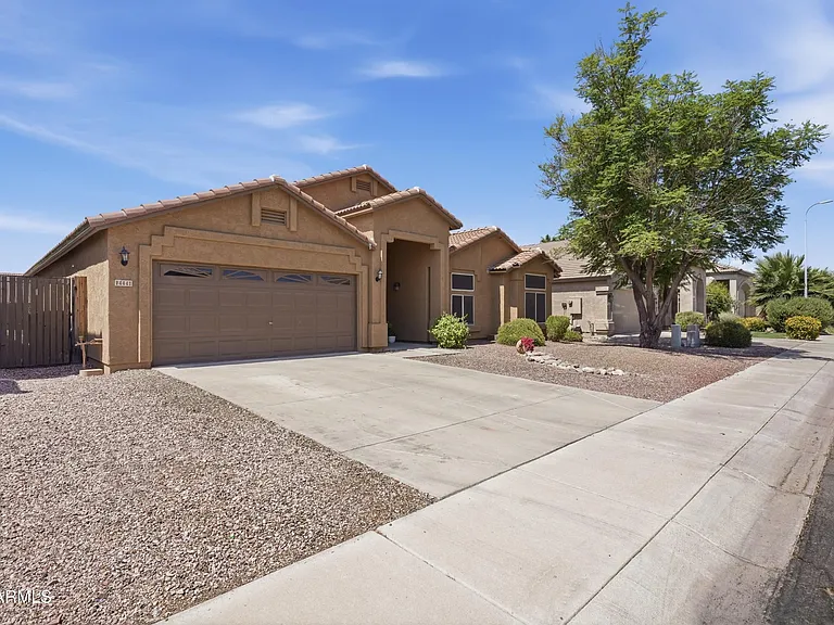 4441 E Cottonwood Ln — Photo 2
