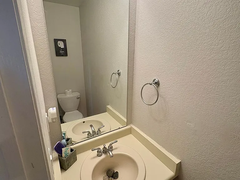 2569 E Nichols Cir — Photo 9