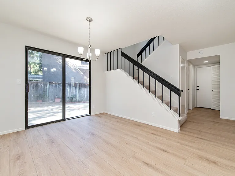 24 Silkberry — Photo 6