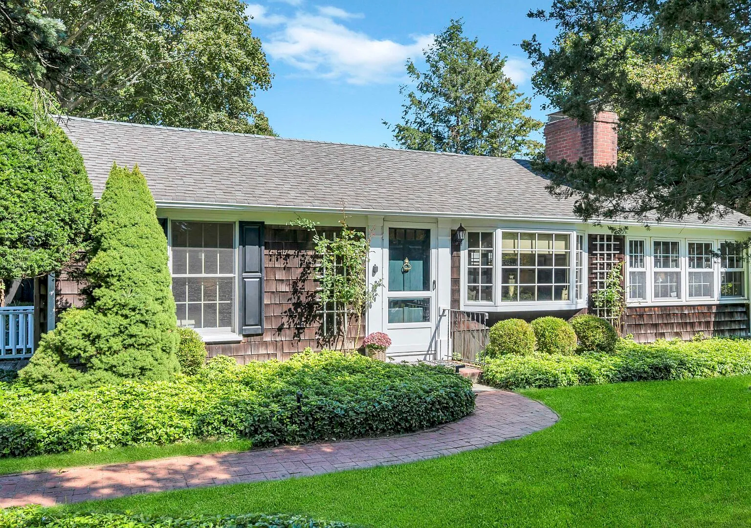 Beautiful cottage on meticulously maintained lawn, — Photo 1