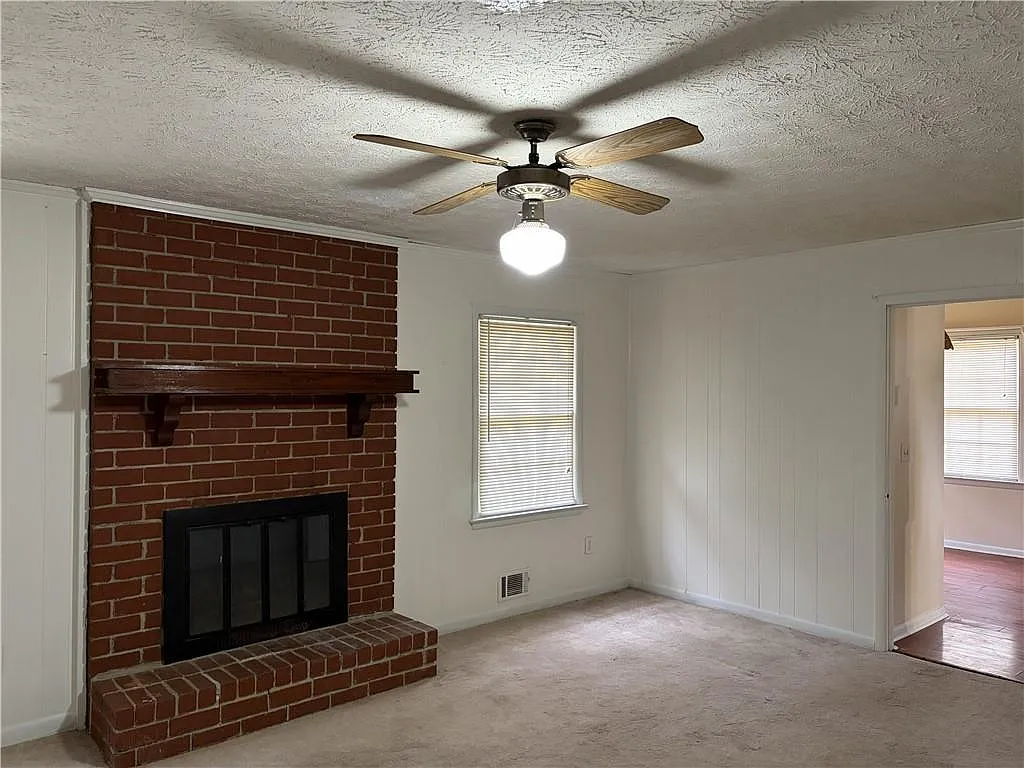 5 bed, 3.0 bath, 2561 sqft, $2,500 — Photo 2