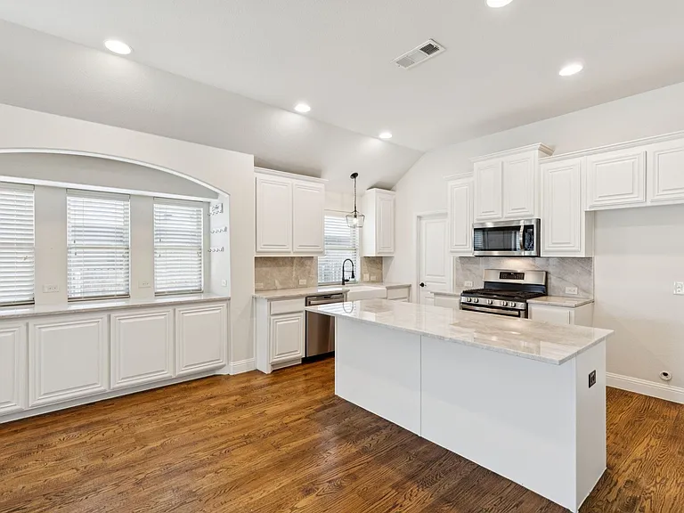 512 Eastbrook Dr — Photo 9