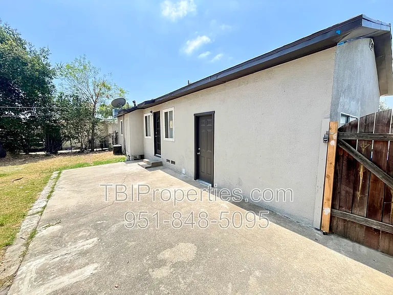 4667 N Mayfield Ave — Photo 13