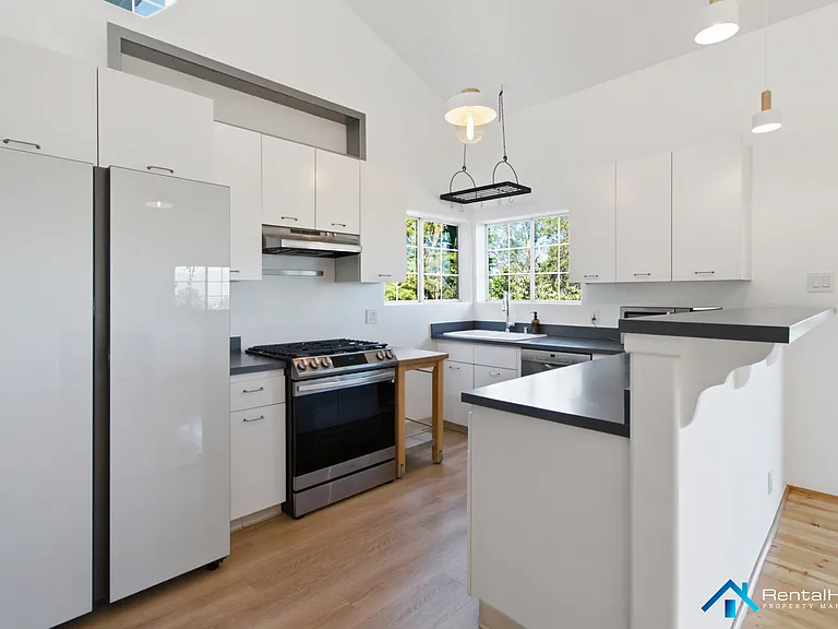 2433 Hines Dr — Photo 6