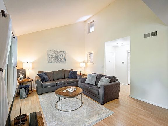 4th image of 427 Summit Ridge Pl