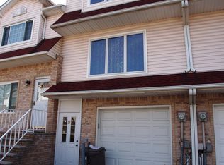 28 Fawn Ln, Staten Island, NY 10306