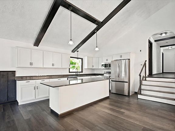 3rd image of 466 East Avenue
