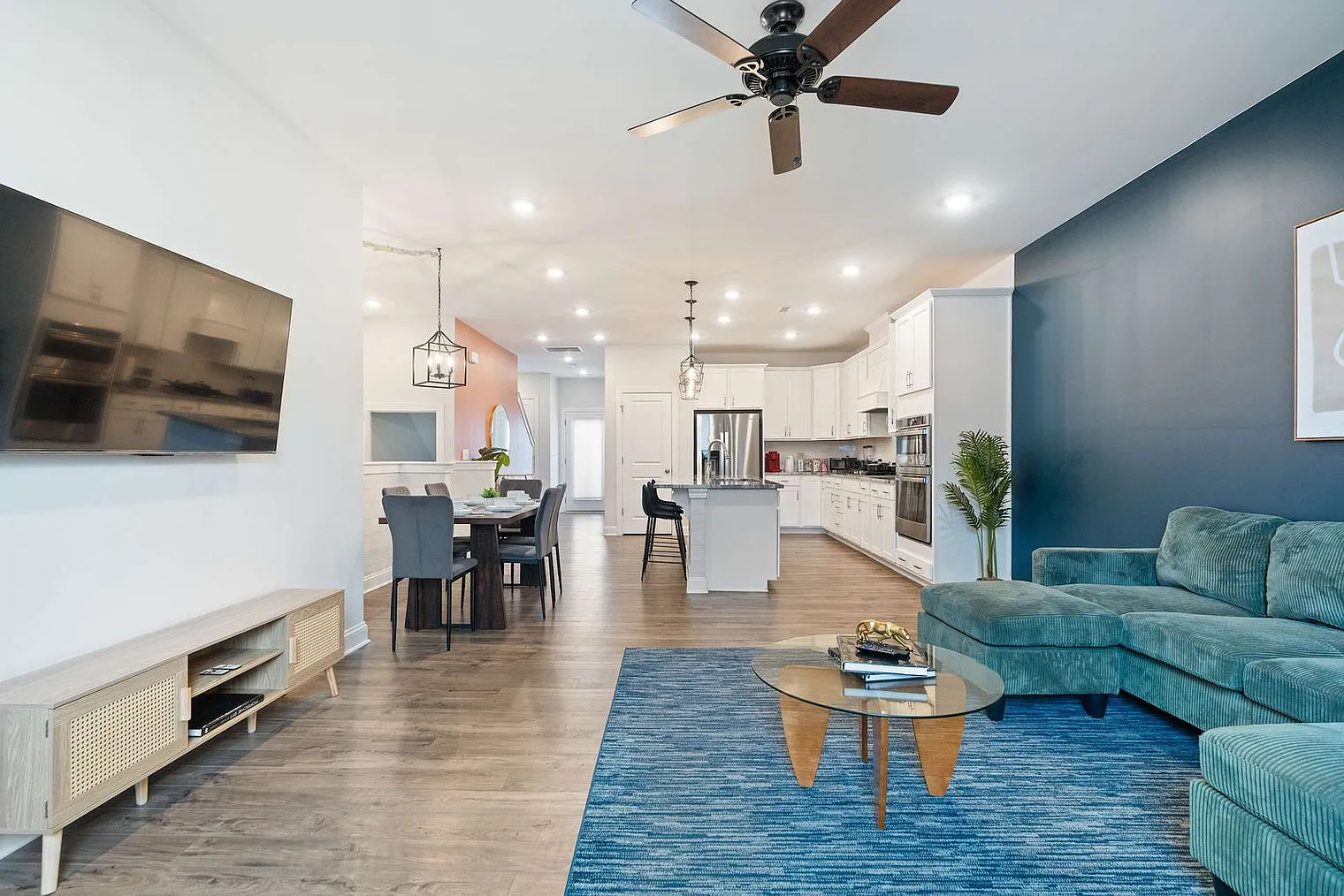 5 bed, 3.0 bath, 2217 sqft, $5,937 — Photo 4