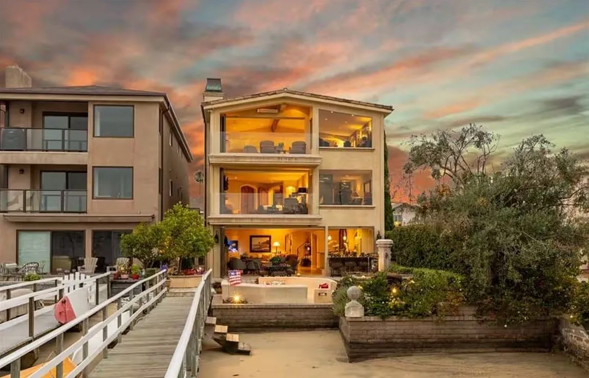 900 East Balboa Boulevard - . — Photo 1