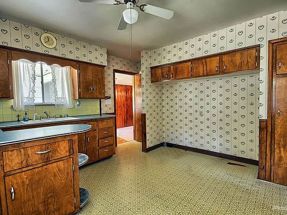 Spacious Kitchen lots of nice wood cupboards
