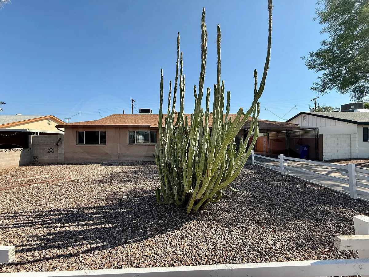 3 bed, 2.0 bath, 1589 sqft, $2,099 — Photo 2