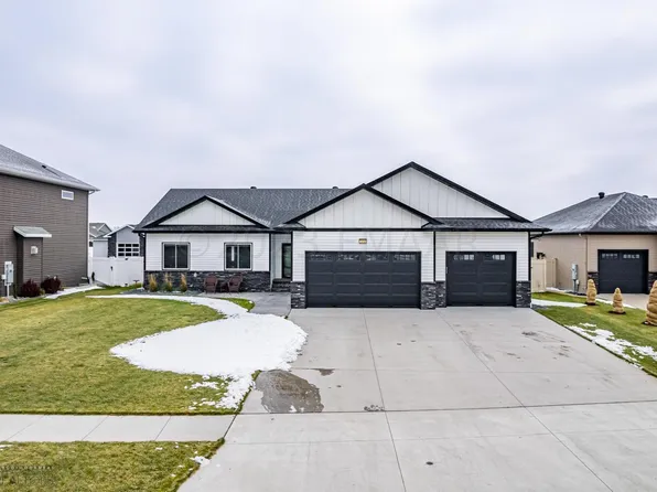 7454 Eagle Pointe Dr S, Fargo, ND 58104