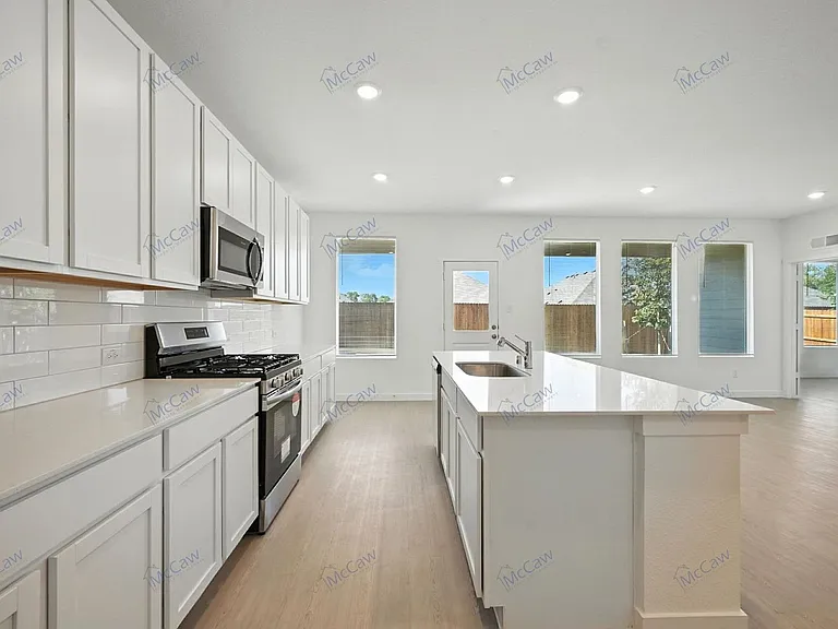 1813 Spruce Cir — Photo 9