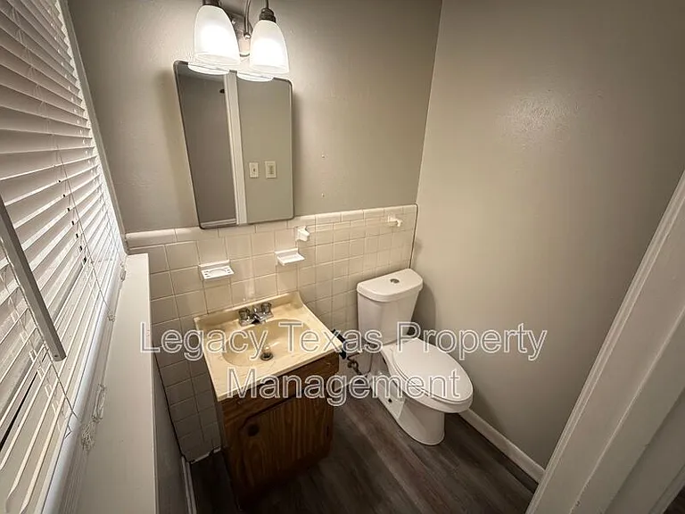 1902 Joslin St — Photo 10