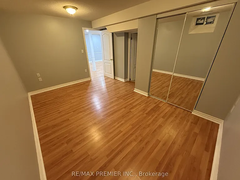 54 Castlepoint Dr #LOWER — Photo 16