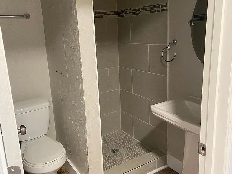 517 Anderson St — Photo 7