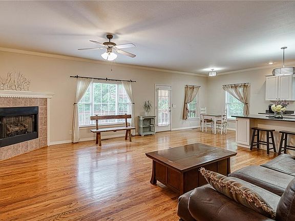4th image of 8 Sandridge Dr