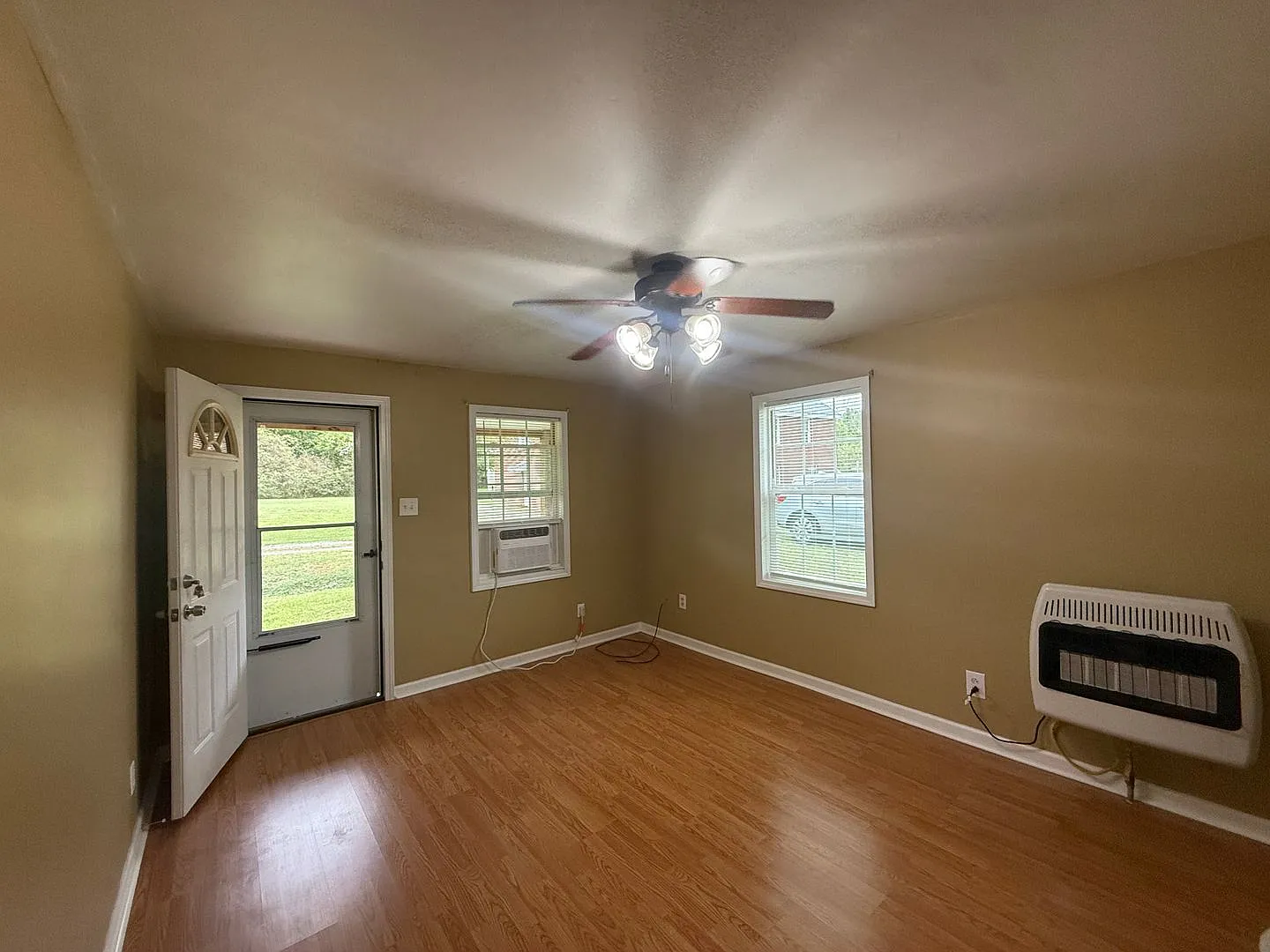 1 Bedroom, 1 Bathroom House with Bonus Room! — Photo 2
