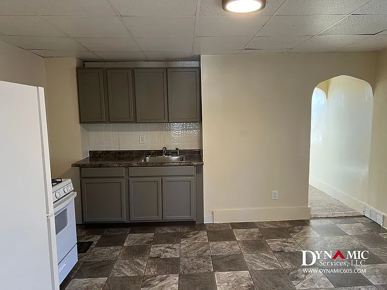 612 W 11th St | Tenant Pays Electric Only — Photo 2