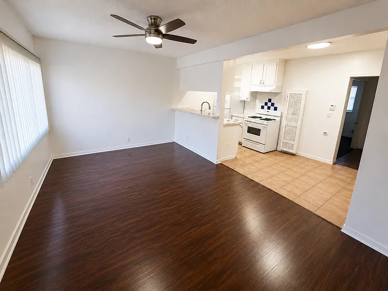 Hollyking Apartments — Photo 6