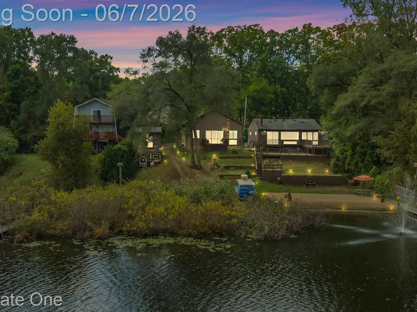 200 E Canyon Dr, Milford, MI 48380