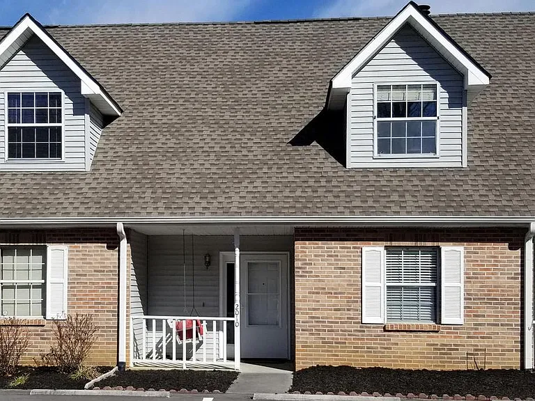 2010 Silverbrook Dr — Photo 1