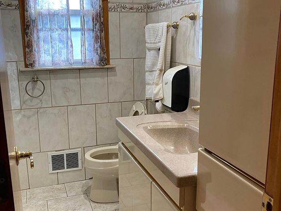 3rd image of 198 Clermont Pl #1