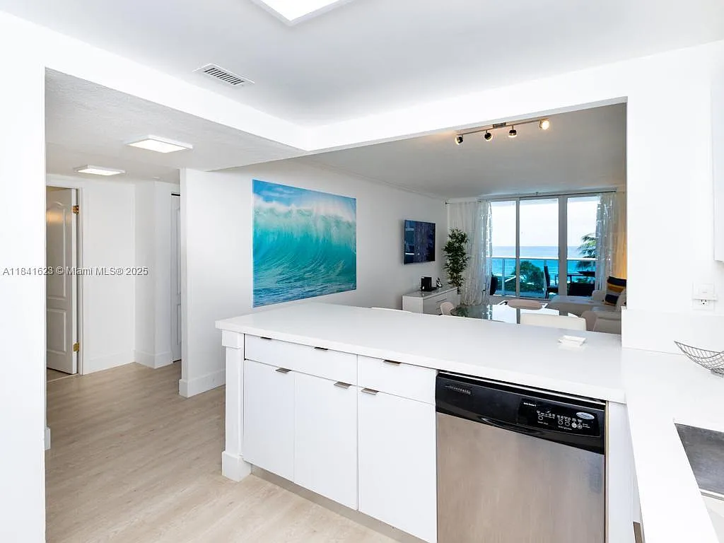 Building Photo - 2301 Collins Ave #625