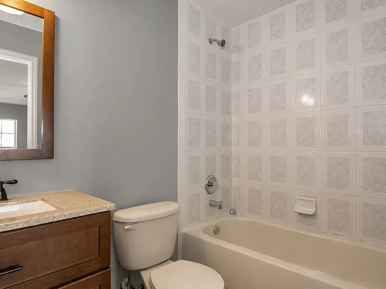 402 Bridgewater Ct — Photo 6