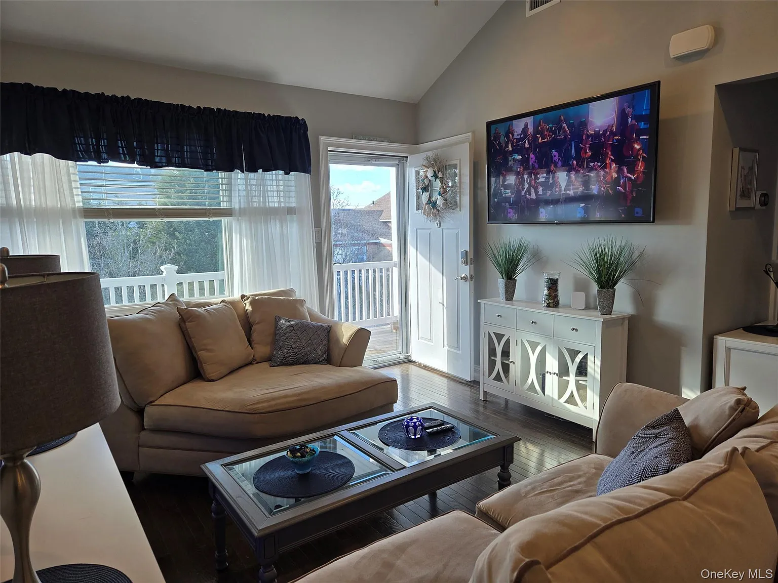 3 bed, 2.0 bath, 1134 sqft, $10,500 — Photo 2