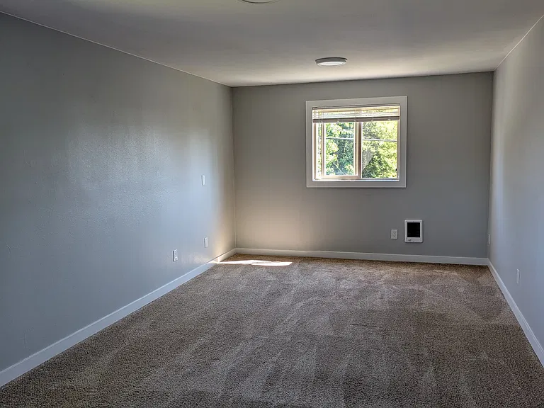 353 E St #B — Photo 14