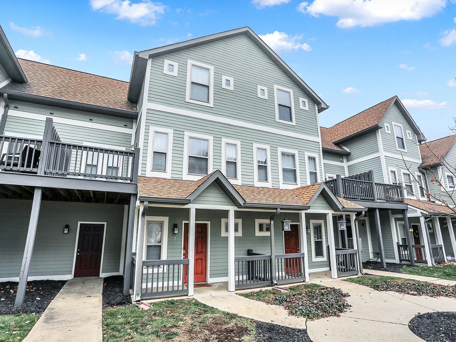 1 bed, 1.5 bath, 1302 sqft, $1,750 — Photo 2