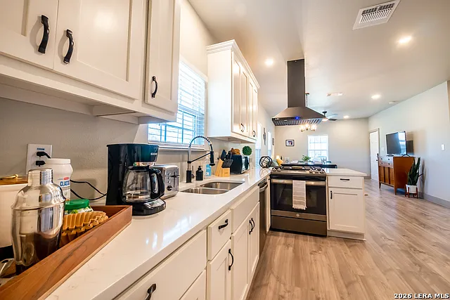 1123 S Olive St — Photo 11