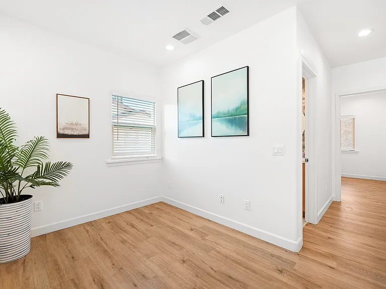 323 W Glendon Way — Photo 10