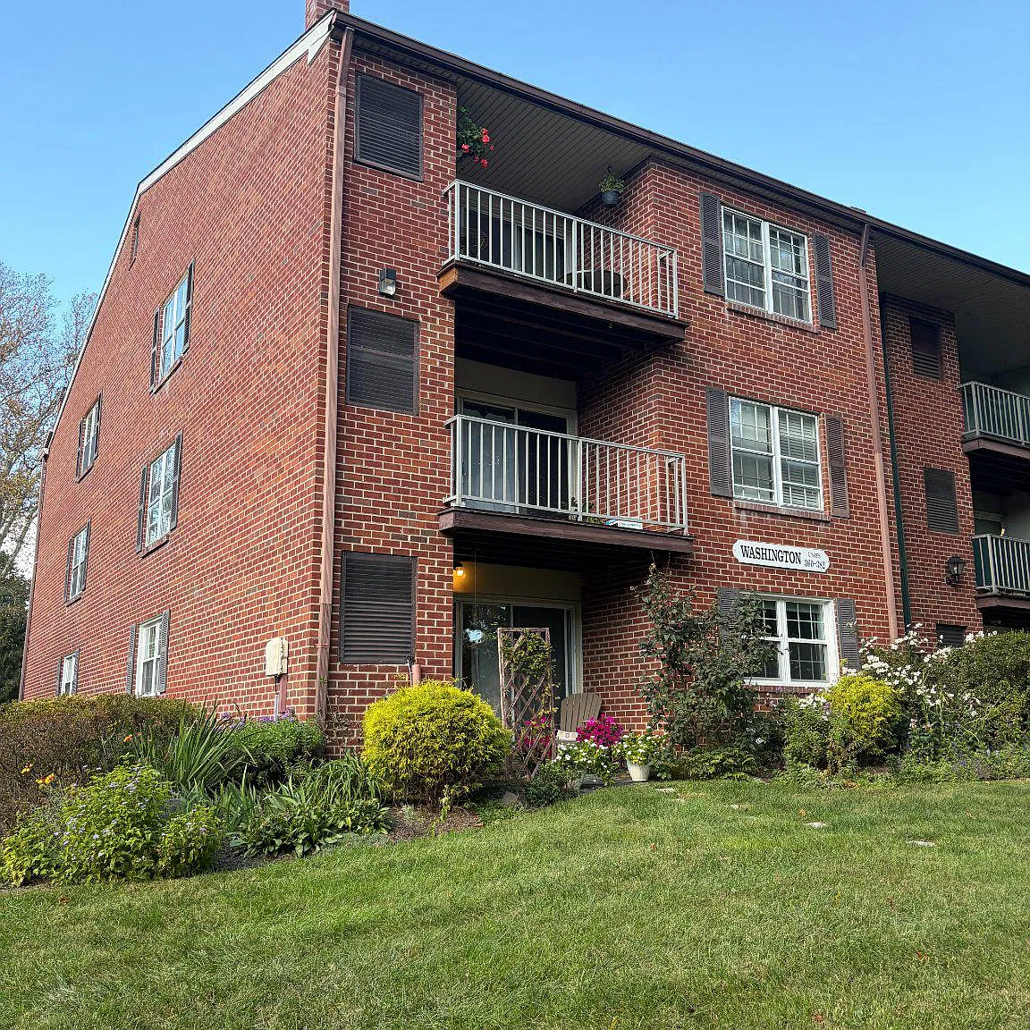 1 bed, 1.0 bath, 819 sqft, $1,700 — Photo 2