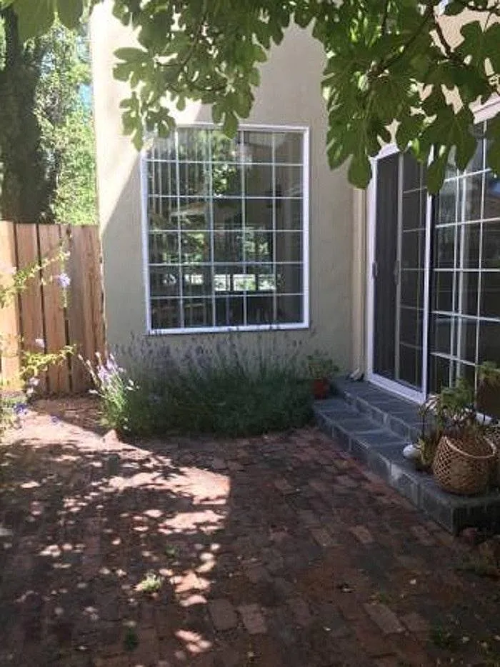 Side Yard - 180 Rinconada Ave