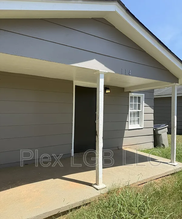 108 Oak Ln