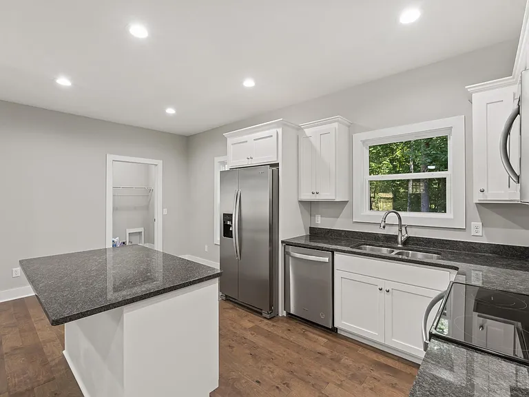 537 Lewis Ln — Photo 4