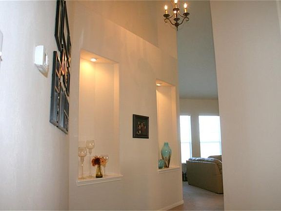 Inviting entry way with built in shelves for easy entertaining