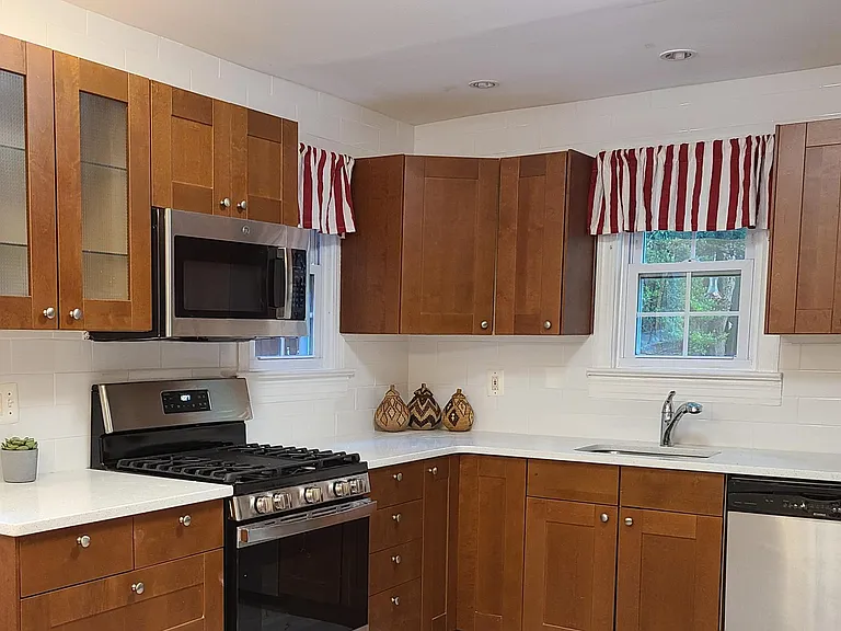 403 Thayer Ave — Photo 2