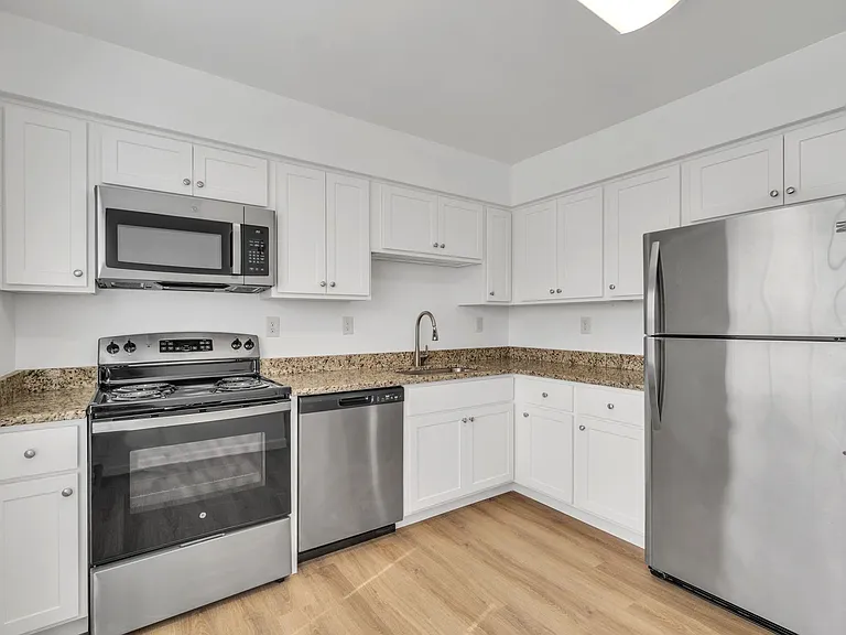 Amhurst III Apartments — Photo 33