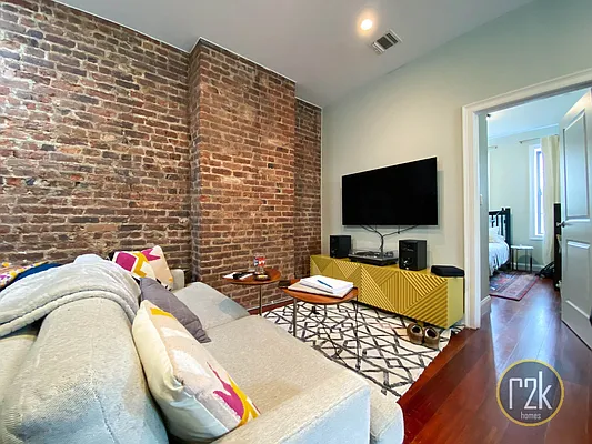 Rented by Realty 2000 Corp | media 19