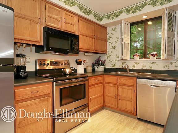 2nd image of 4-4 Tudor Ct