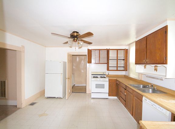 5th image of 2224 Commercial Ave