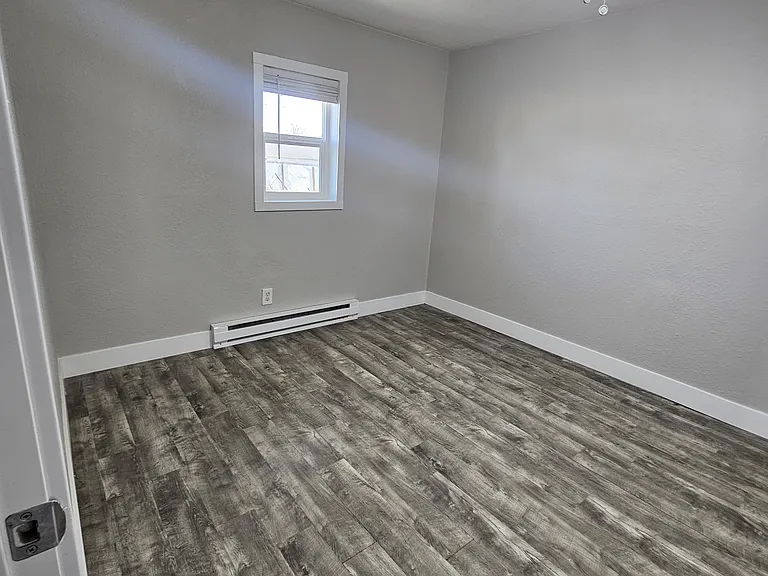 Front Bedroom: 13.5' x 9.6'